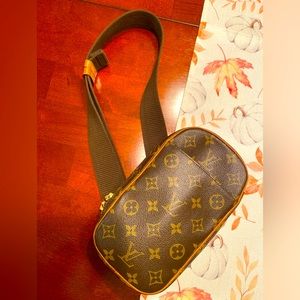 Louis Vuttion Pochette Gange Monogram Canvas unisex